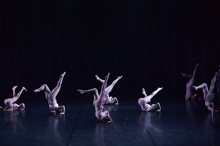 В Тюмени врачи и инженеры стали актерами пластического театра