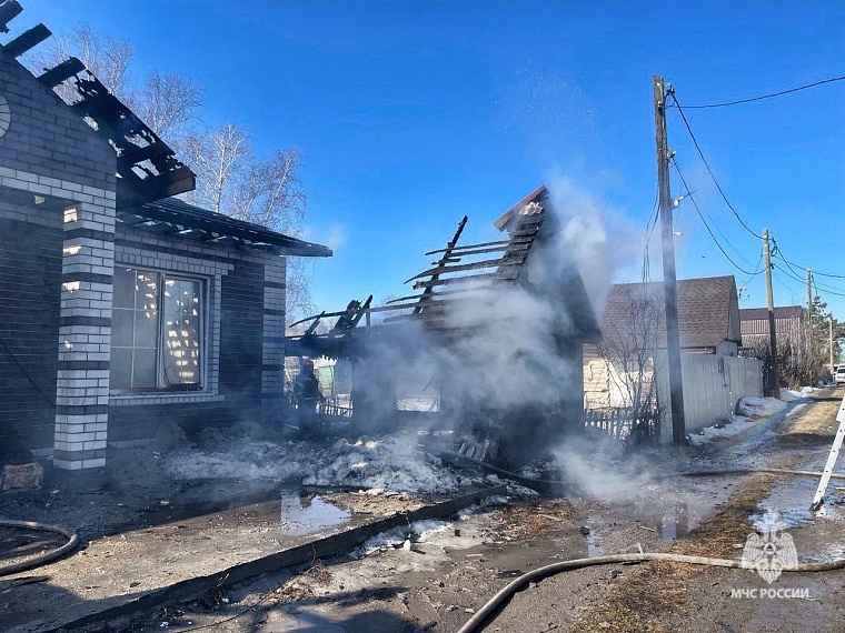 В тюменском дачном обществе загорелись два дома