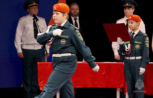Тюменские пятиклассники приняли присягу кадетов МЧС