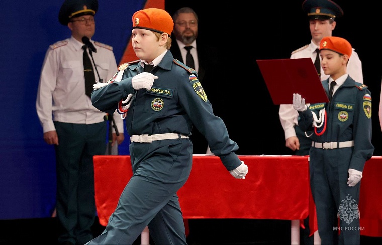 Тюменские пятиклассники приняли присягу кадетов МЧС