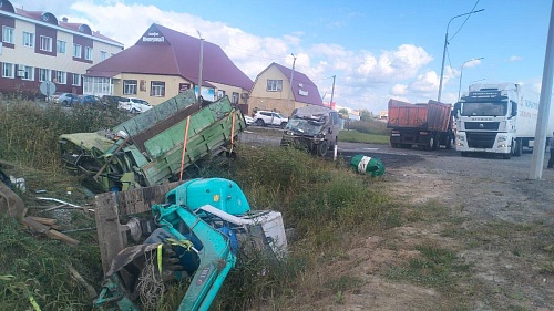 В Абатском округе в ДТП с двумя грузовиками погиб водитель из Приморского края