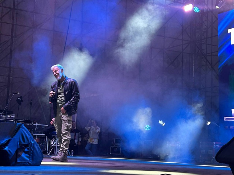 Олег Газманов и Максим Афанасьев вручили дроны бойцам СВО