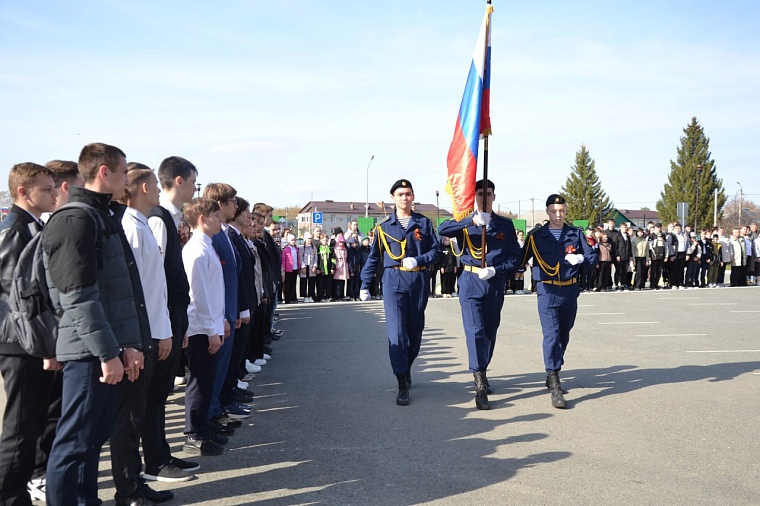 На стене школы в Упорово появился мурал с изображением легендарного тюменского летчика