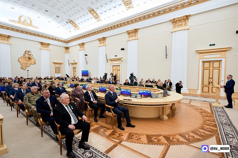 Александр Моор вручил госнаграды тюменцам: Каждый - профессионал своего дела