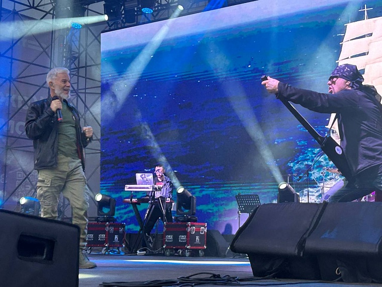 Олег Газманов и Максим Афанасьев вручили дроны бойцам СВО