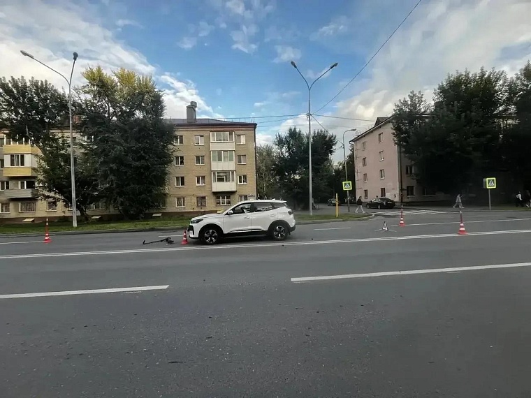 В Тюмени 10-летняя девочка на купленном электросамокате попала под колеса иномарки