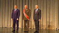 Губернатор Тюменской области вручил нагрудные знаки Почетных граждан жителям региона