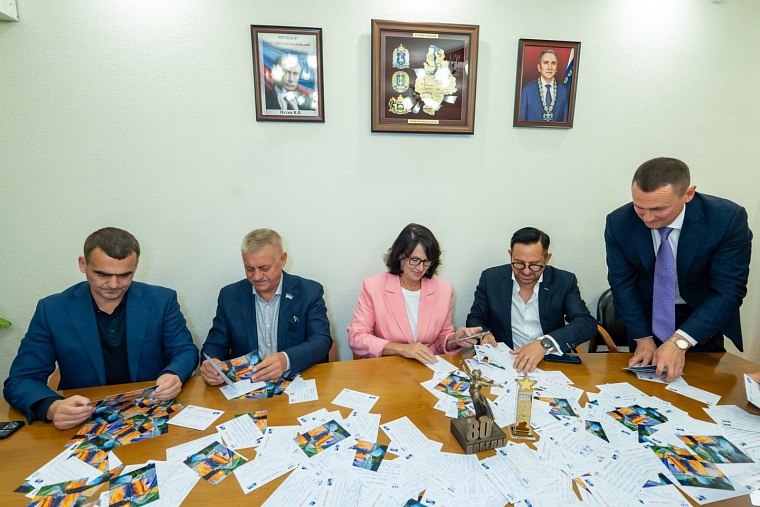 В зону СВО передали открытки, подписанные в Тюменской городской думе