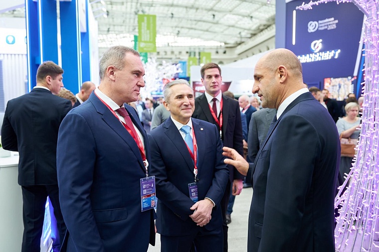 Александр Моор работает на Российской энергетической неделе в Москве