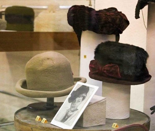От цилиндра до ушанки: в Омске открылась выставка головных уборов XX века