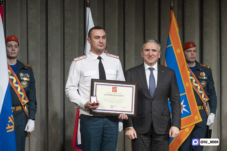 Александр Моор вручил почетные грамоты президента тюменским спасателям