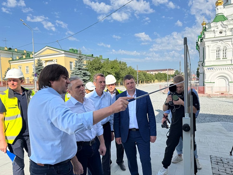 Александр Моор оценил ход работ по реконструкции улицы Ленина