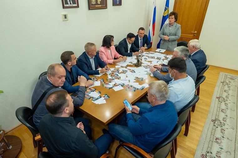 В зону СВО передали открытки, подписанные в Тюменской городской думе