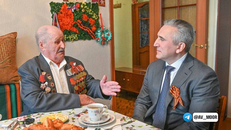 Александр Моор вручил юбилейную медаль участнику битвы за Берлин Ивану Матвеевичу Пояркову