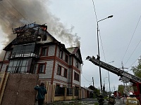 В Тюмени тушат жилой дом с постройками в Курганском проезде