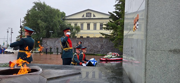 Утро в Тюмени началось с торжественного митинга у Вечного огня