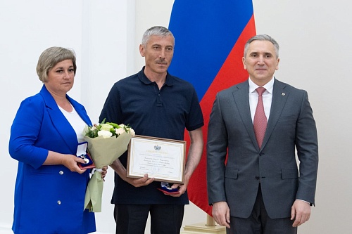 Губернатор Александр Моор наградил медалями многодетных тюменцев