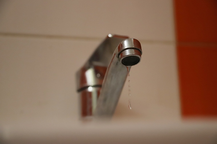 Роспотребнадзор проверил воду из кранов тюменцев на паразитов и радиологию