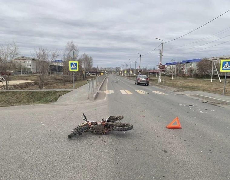 В Тюменском районе 14-летний подросток на питбайке врезался в легковой автомобиль