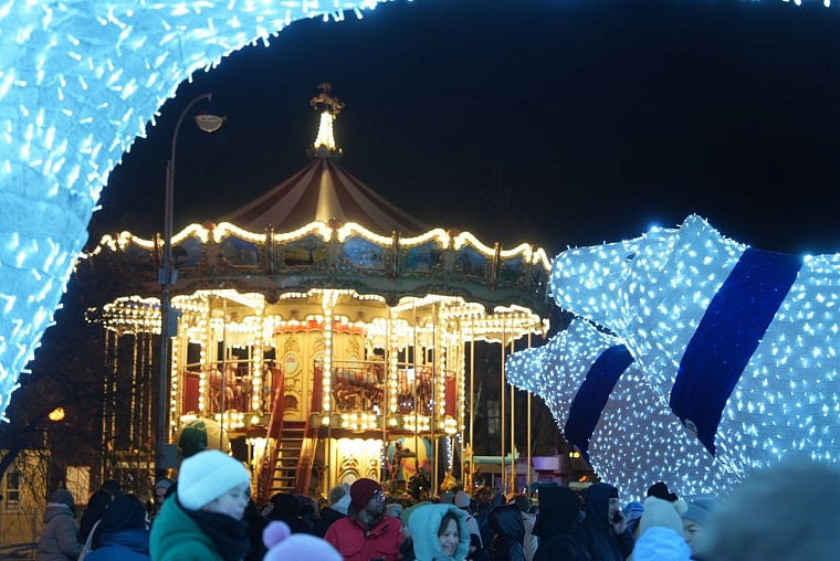 На Цветном бульваре в Тюмени включили подсветку белых мишек