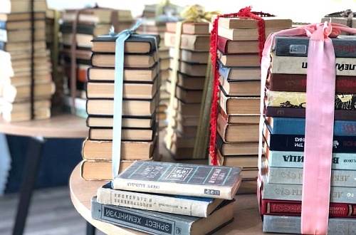 Тюменка сдала в экодом 350 книг из домашней библиотеки