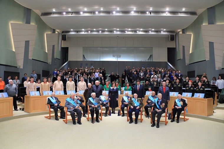 В Тюмени ветераны Великой Отечественной войны получили нагрудные знаки почетных граждан