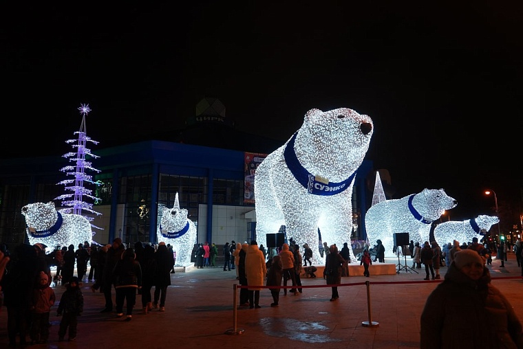 На Цветном бульваре в Тюмени включили подсветку белых мишек