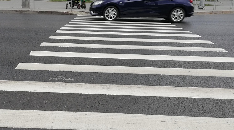 На улице Демьяна Бедного в Тюмени демонтировали опасную «зебру»