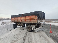 Под Заводоуковском у «КамАЗа» оборвало прицеп, в ДТП погиб житель Омска