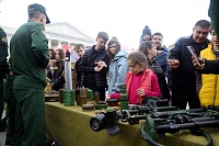 На мирной броне: юные тюменцы с удовольствием фотографируются с военной техникой ТВВИКУ