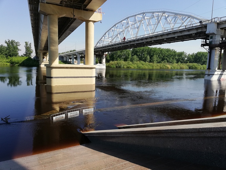 Паводок в Тюмени: нижний ярус набережной Туры полностью скрыт водой