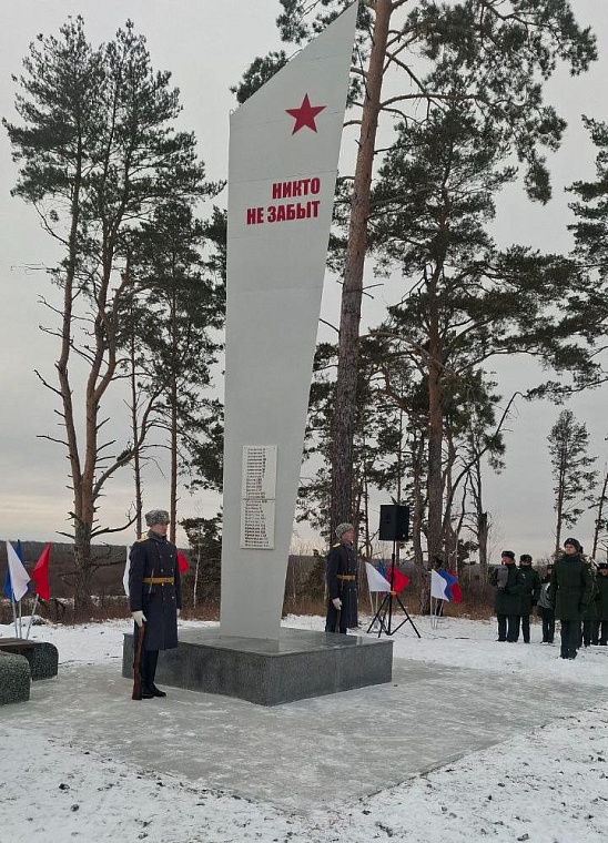 В Салаирке после реставрации открыли обновленный обелиск памяти павшим землякам