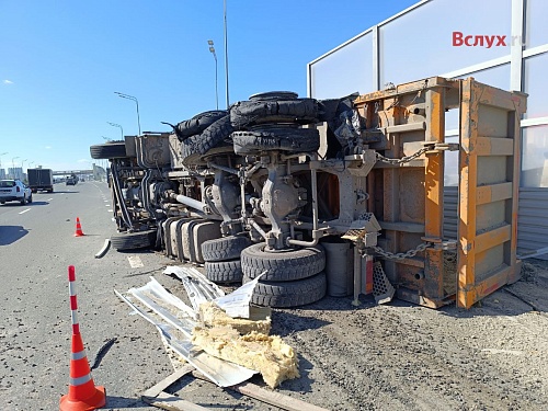 На объездной в Тюмени опрокинулся грузовик, пострадало 9 машин