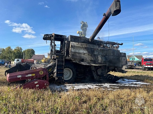 В Тюмени потушили горящий в СНТ комбайн