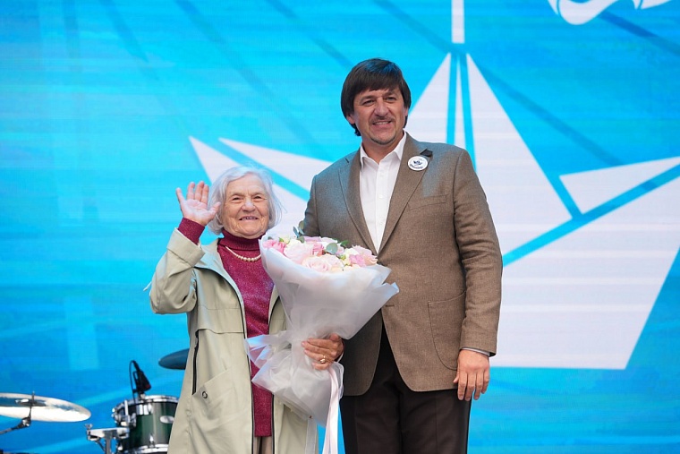 На набережной Тюмени проходит первый общегородской выпускной