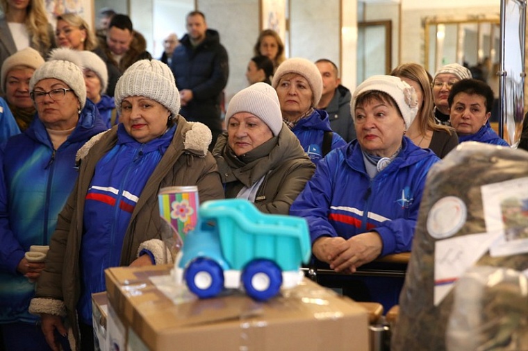 Депутаты облдумы отправили гуманитарный груз в зону СВО с новогодними подарками для бойцов