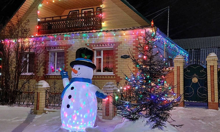 Глава Аромашевского округа показал, как жители украсили дома к Новому году