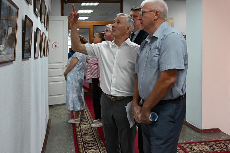 В Тюменской облдуме открылась фотовыставка, рассказывающая о преступлениях украинского неонацистского режима