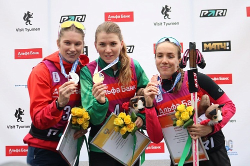 Александр Моор поздравил Викторию Сливко с золотой медалью Чемпионата России по летнему биатлону