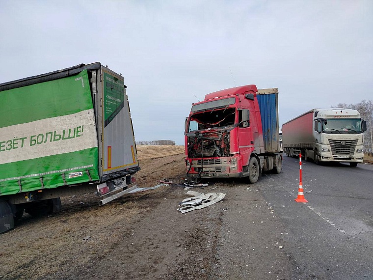 На трассе в Бердюжском районе столкнулись три фуры, один водитель погиб