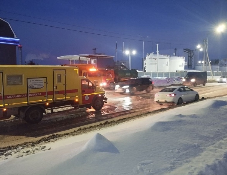 В Тюмени бригады водоканала выясняют причину утечки воды на Полевой