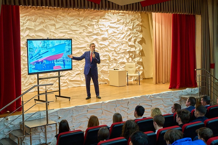 Андрей Артюхов провел для ялуторовской молодежи патриотический урок