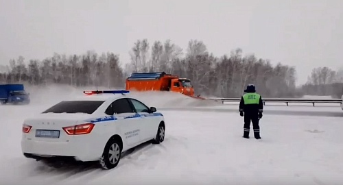 На трассах Тюмень - Омск и Тюмень – Ханты-Мансийск ухудшается видимость из-за снегопада