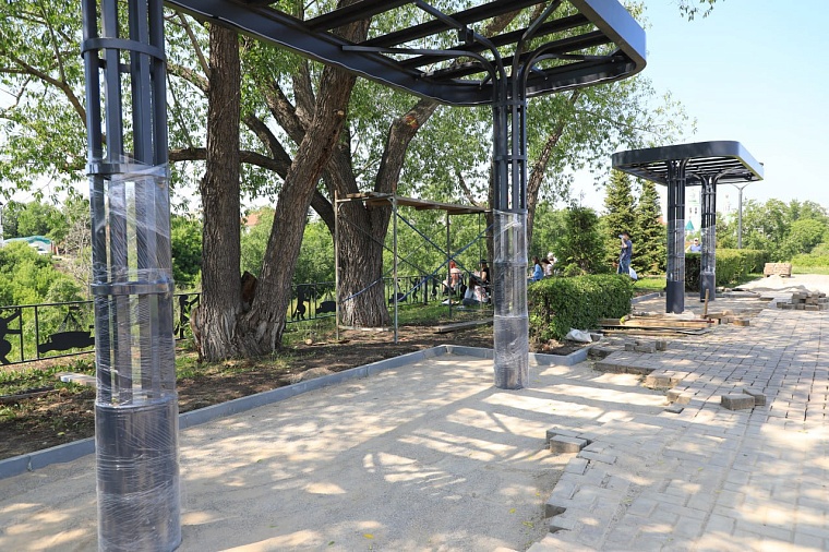 На Исторической площади в Тюмени завершают установку скамеек-качелей с навесами