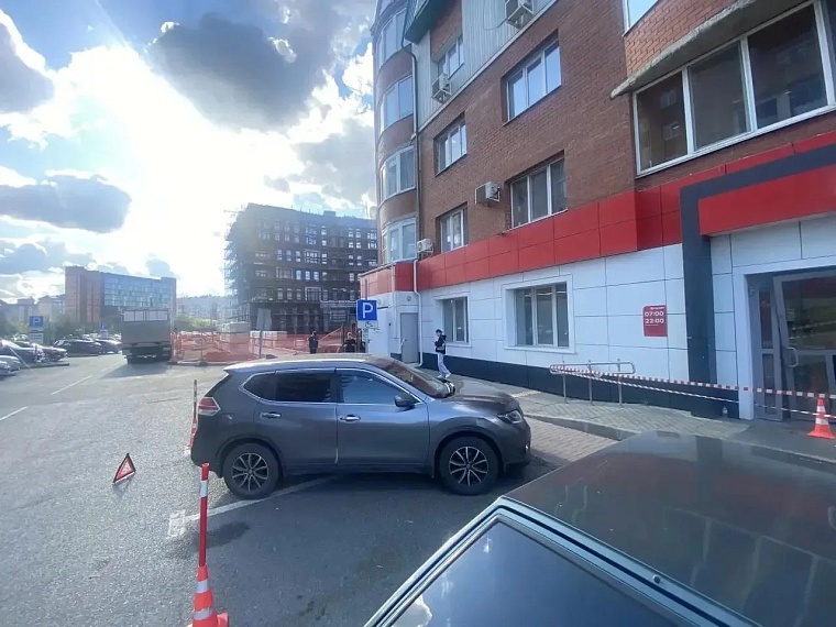 "Перепутала газ и тормоз": нетрезвая тюменка объяснила, как въехала в магазин и сбила человека