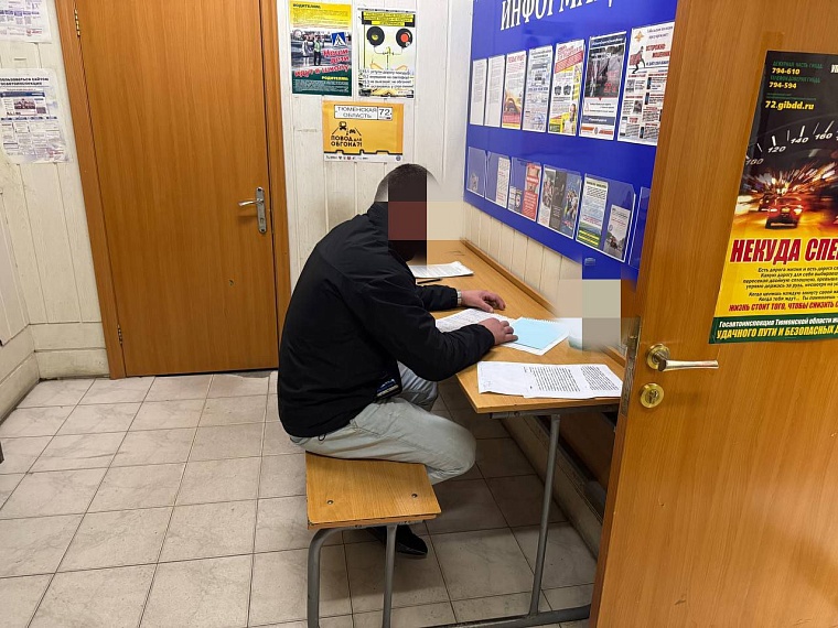 В Тобольске въехавший в общественный туалет водитель оказался бесправником