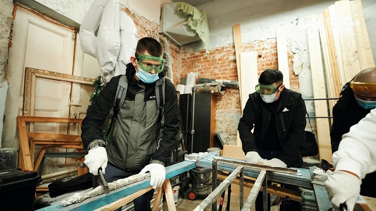 Резервисты приложили руку к реставрации старинных наличников в Тобольске