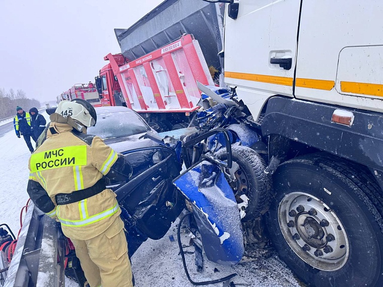 На тюменской трассе "Киа" раздавило между снегоуборочной машиной и фурой: трое погибших