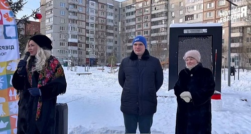 Депутат Владимир Сбитнев вместе с жителями Тюмени передал елки в местный зоопарк