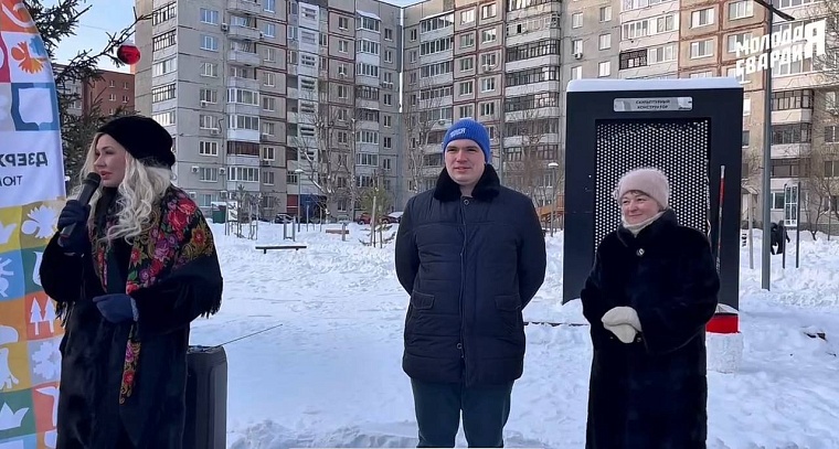 Депутат Владимир Сбитнев вместе с жителями Тюмени передал елки в местный зоопарк